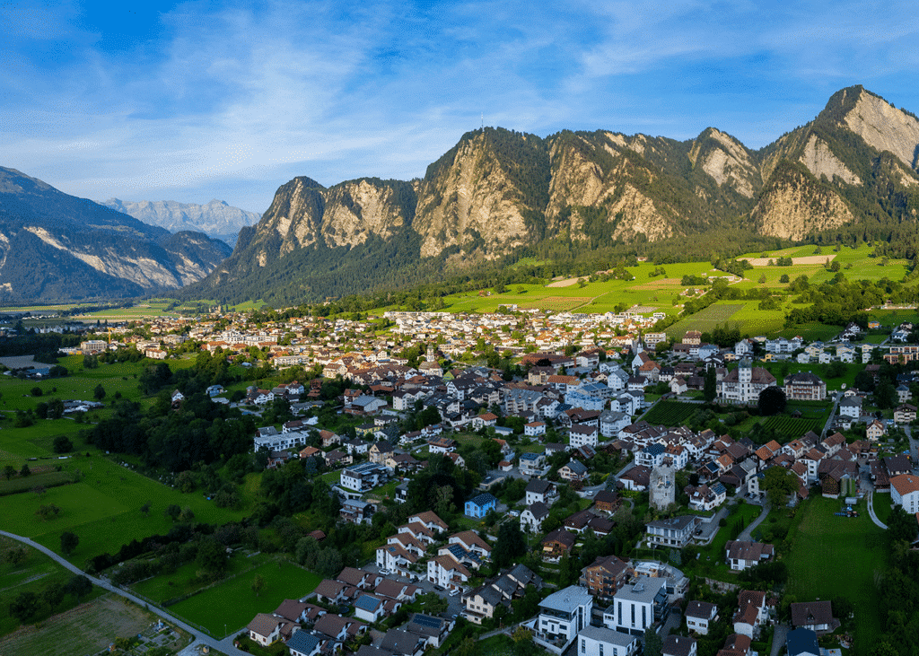 Luftaufnahme von dem Ort Zizers in Graubünden, Schweiz